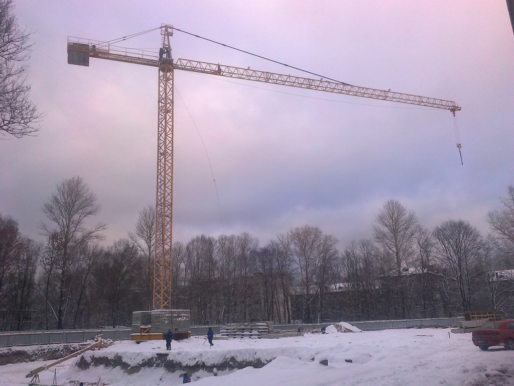 Башенный кран Liebherr 63 LC на строительстве пристройки к зданию школы в Волхове