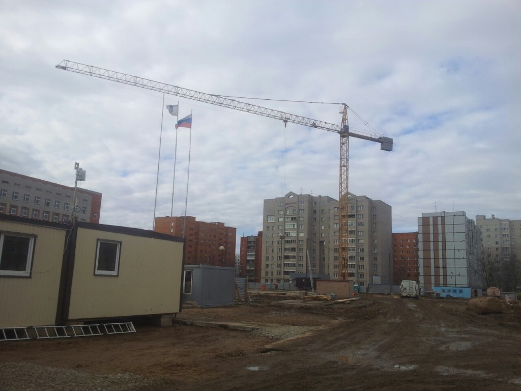 Башенный кран Liebherr 63 на строительстве перинатального центра в г. Пскове