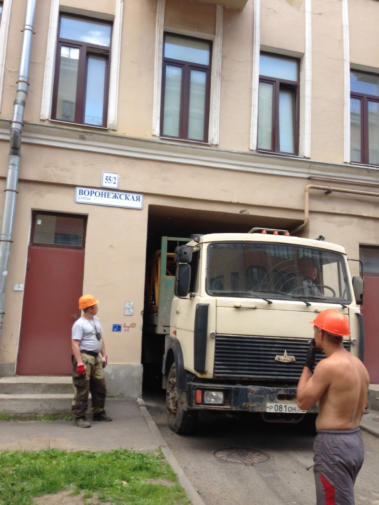Завоз башенного крана Liebherr на объект на улице Курская