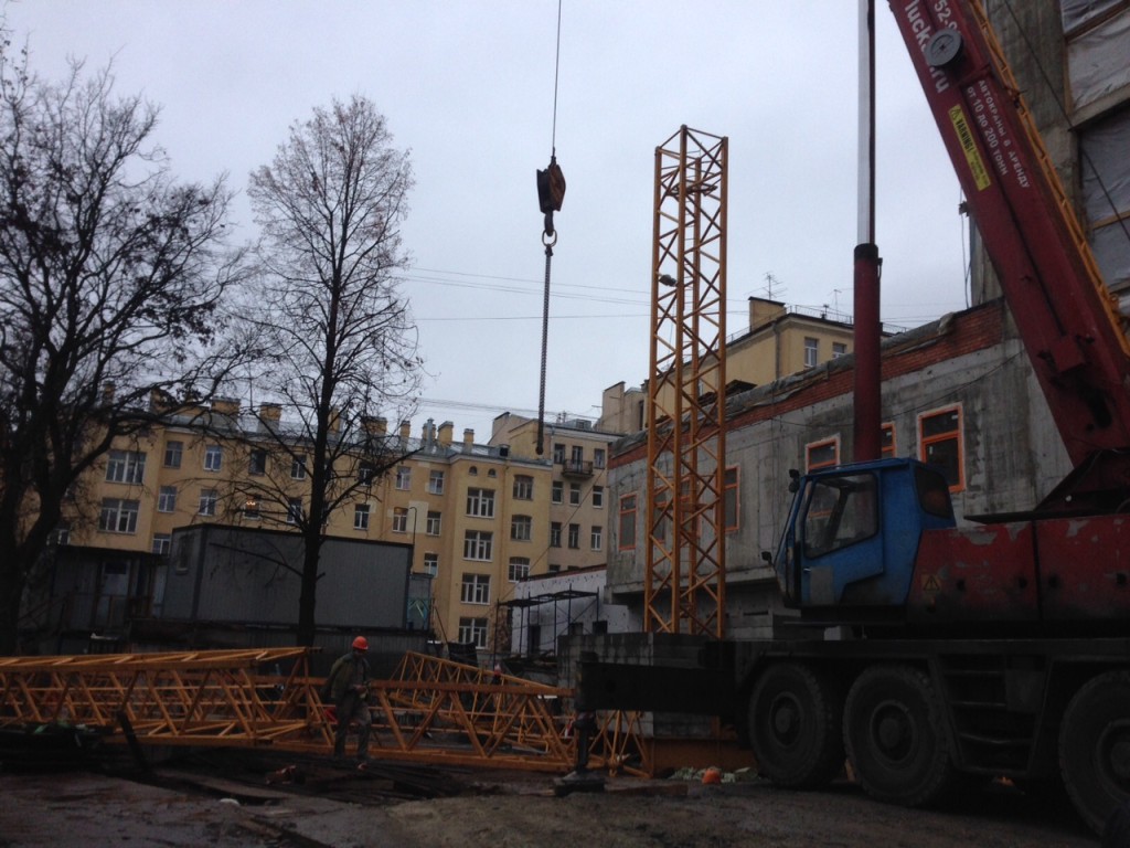Демонтаж крана Liebherr 63LC на ул. Курская